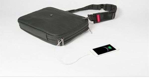 Dunne, lichtgewicht tas voorziet smartphones en tablets een week lang van stroom