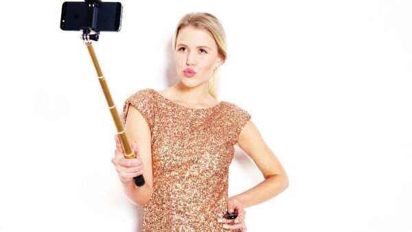 Kleurrijk, praktisch en robuust: de nieuwe selfiesticks van Rollei