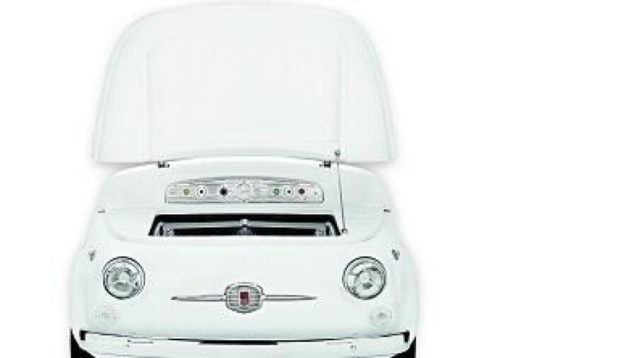 Een koelkast onder de motorkap van een Fiat 500
