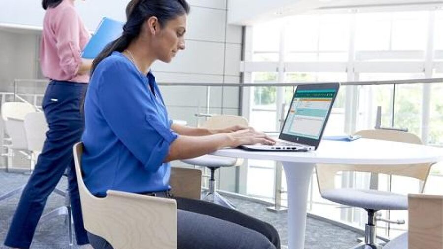 HP introduceert s werelds eerste notebooks met scherm tegen visueel hacken