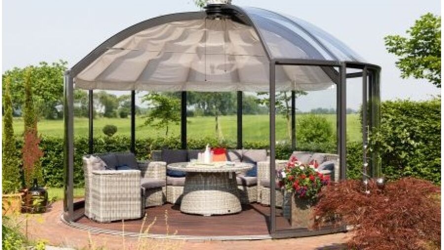 Roterend glazen tuinpaviljoen volgt zon en wind