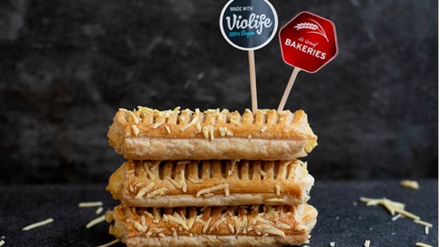 Albert Heijn introduceert het eerste vegan alternatief op het kaasbroodje