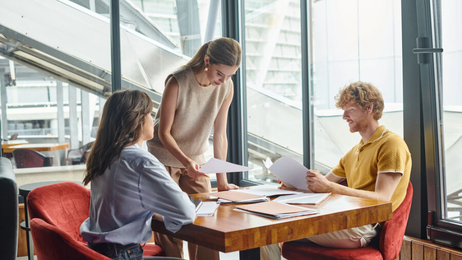 Het ideale kantoor samenstellen met de systeemwanden van QbiQ