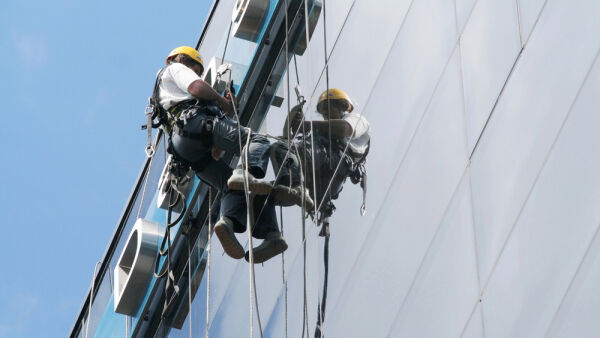 Hangend aan een touw op honderd meter hoogte: de opmars van Rope Access