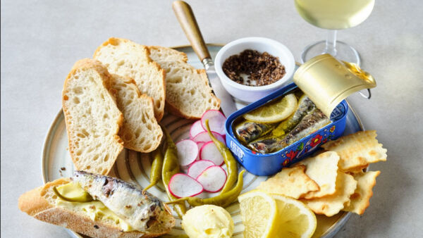 Fish Tales zet Conserveria-lijn in voor zomerse borrelplank